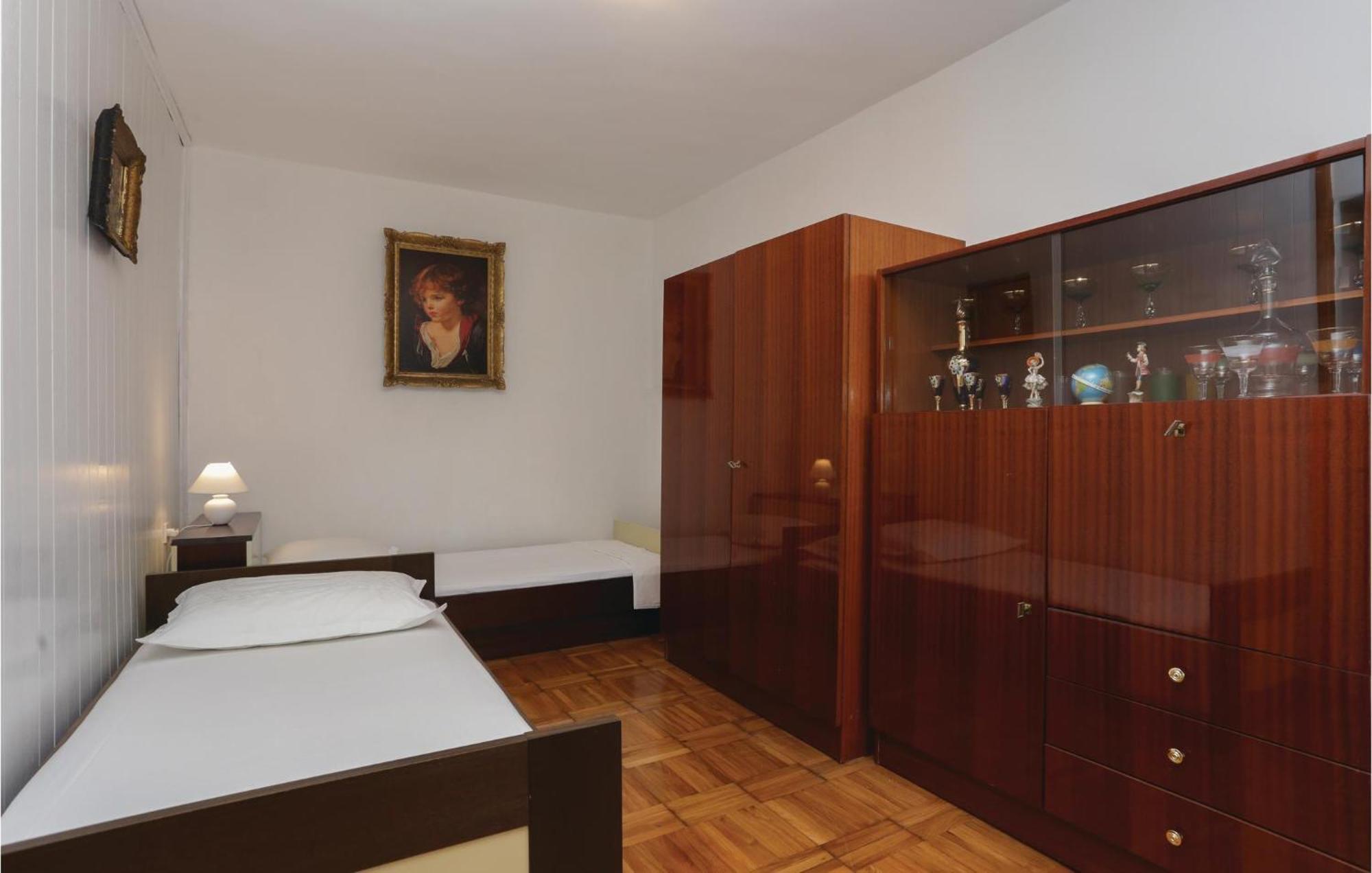 2 Bedroom Stunning Apartment In Kastel Kambelovac Каштела Экстерьер фото