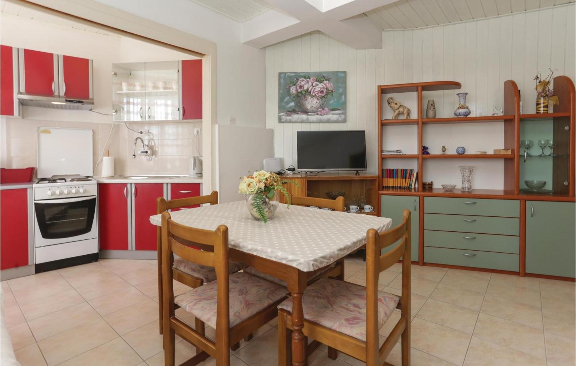 2 Bedroom Stunning Apartment In Kastel Kambelovac Каштела Экстерьер фото