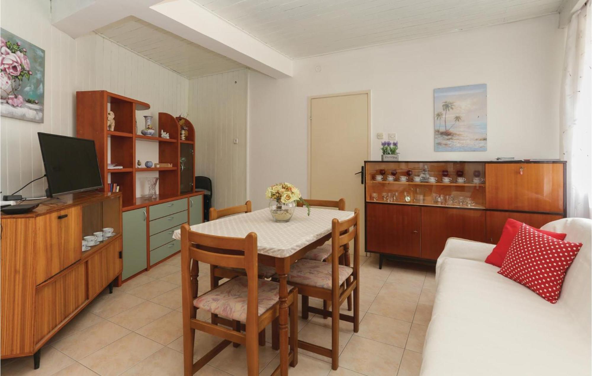 2 Bedroom Stunning Apartment In Kastel Kambelovac Каштела Экстерьер фото