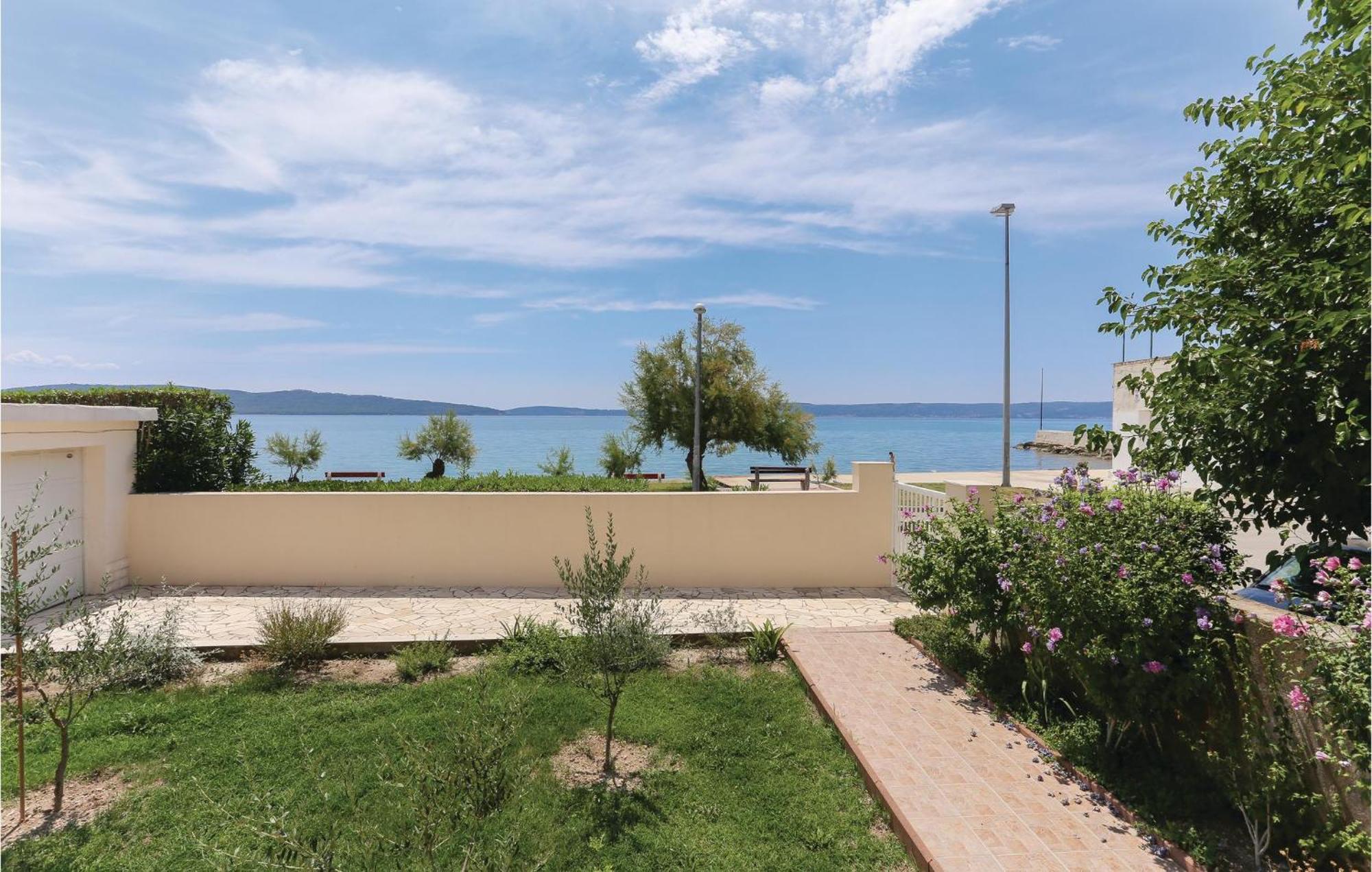 2 Bedroom Stunning Apartment In Kastel Kambelovac Каштела Экстерьер фото