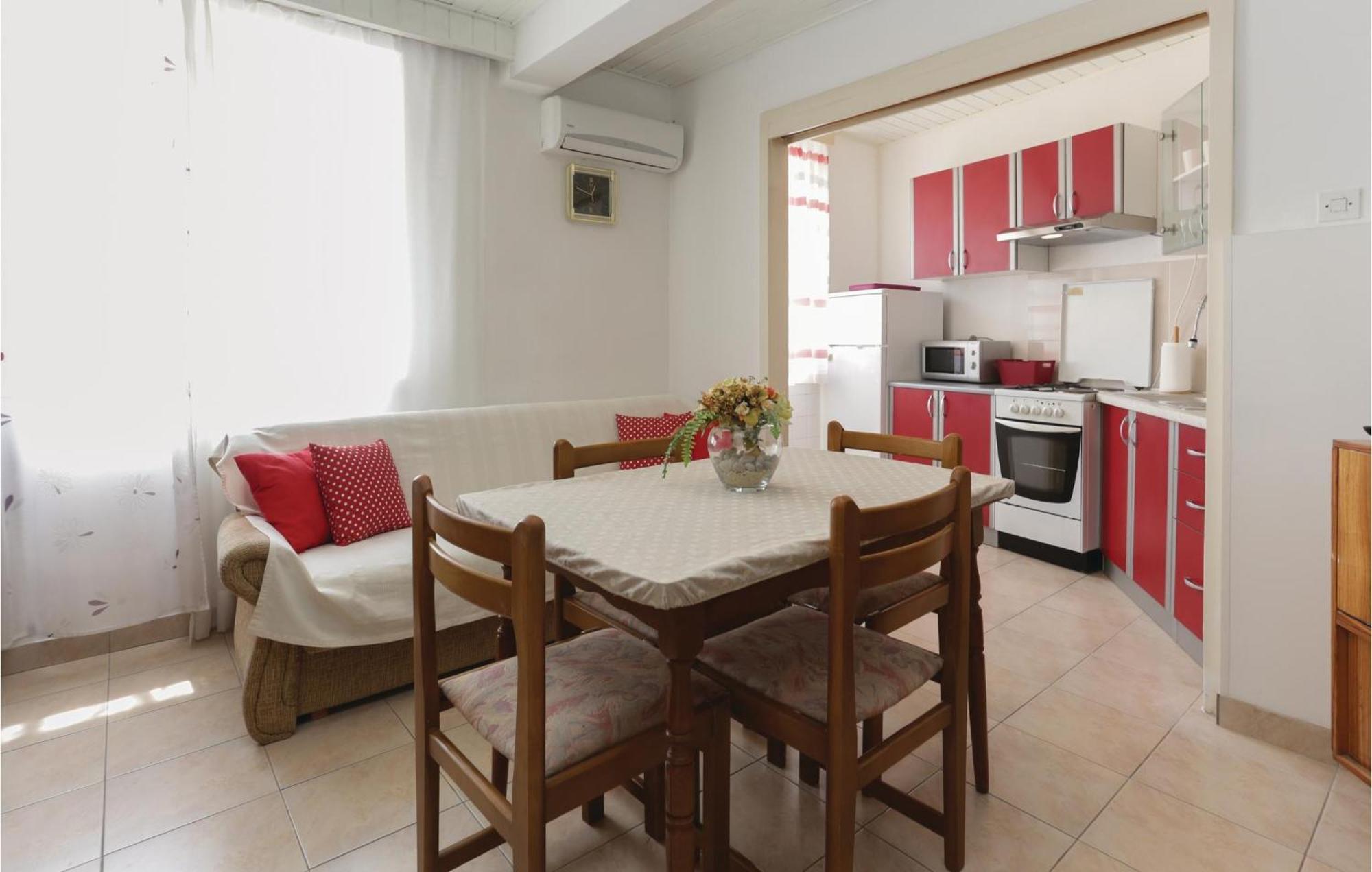 2 Bedroom Stunning Apartment In Kastel Kambelovac Каштела Экстерьер фото