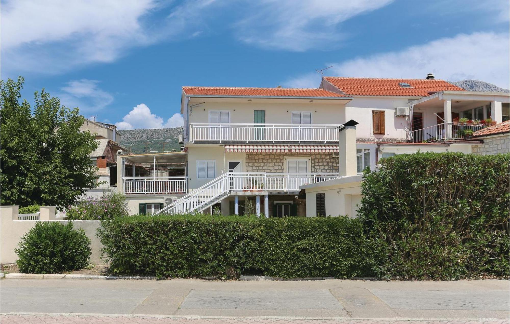 2 Bedroom Stunning Apartment In Kastel Kambelovac Каштела Экстерьер фото